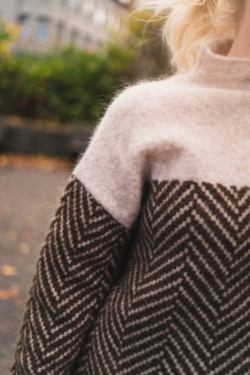 LIA | Lightweight Fine-Knit Sweater